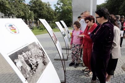 Fotografijos: prie Danės skvere esančio paminklo „Arka“ susirinko būrelis istorijai neabejingų žmonių, kurie apžiūrėjo atidarytą dokumentinę parodą.