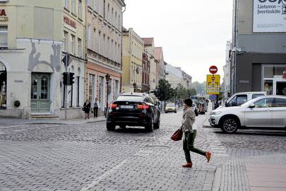 Pažeidimai: vakar ryte vos per pusę valandos Tiltų gatve pravažiavo apie 130 privačių automobilių, nors tai daryti yra draudžiama nuo rugsėjo 1 dienos.