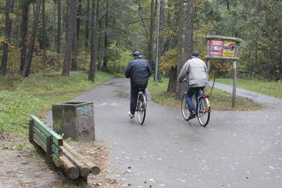 Darbai: nuo Klaipėdos vasaros estrados Girulių link vedančiame take dalis suoliukų atnaujinta, tačiau reikėtų suremontuoti ir daugiau.