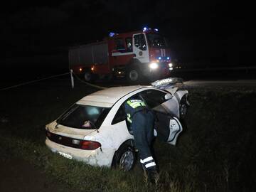 Nelaimė: lygiame kelyje skaudžią avariją patyrusio "Mazda 323F" ekipažas atsidūrė reanimacijos skyriuje.