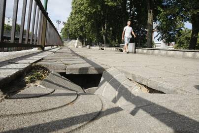 Pavojus: Danės skvere žiojėjanti duobė gyventojams kelia nerimą.