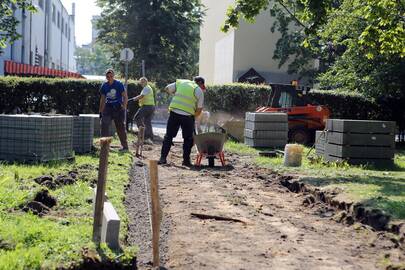 Šiuo metu darbininkai miesto centre pluša be atvangos. Gražinamas uostamiesčio skulptūrų parkas – čia netrukus bus atnaujintas pėsčiųjų takas. Planuojama, kad darbai ilgiausiai vyks iki rugsėjo pradžios.