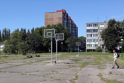 Prieš ketverius metus įrengti krepšinio stulpai kol kas stovi vieniši.