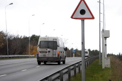 P.Lideikio gatvėje jau kuris laikas įrengtas ženklas, įspėjantis apie avaringą ruožą.