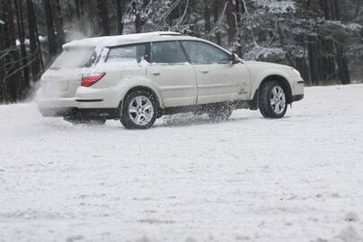 „Drifto“ entuziastai tikina, kad į atokias aikšteles juos gena noras pagerinti vairavimo įgūdžius.