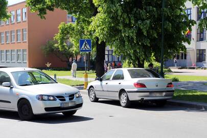 Šios "Peugeot" markės automobilio vairuotoja savo dukrą išleido sustodama prie pėsčiųjų perėjos ir nesusimąstė, kad taip kelia grėsmę kitiems pėstiesiems.