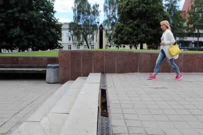 Problema: įkritusios lietaus nuotekų kanalizacijos grotelės kelia pavojų pėstiesiems.