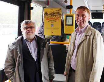 Autobusuose, kursuojančiuose iš Klaipėdos į Palangos oro uostą, startavo išskirtinis projektas „Istorija veža“. Jį pristatė J.Genys ir G.Neniškis.