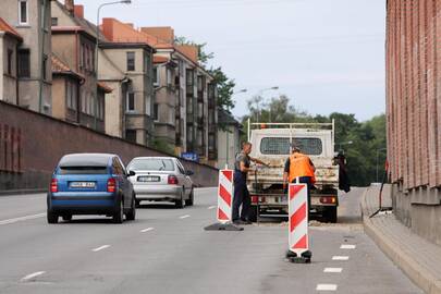 Darbai: įmonė "Klaipėdos vanduo" pasirūpins įgriuvos, atsiradusios Manto gatvėje, pašalinimu, nors tai jai ir nepriklauso.