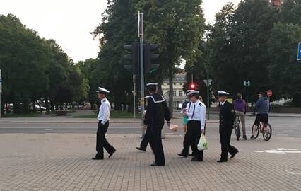 Nustebino: po miestą vaikščiojusiems uniformuotiems japonų kariams pasirodė keista, kad Klaipėdoje yra nedaug viešųjų tualetų.