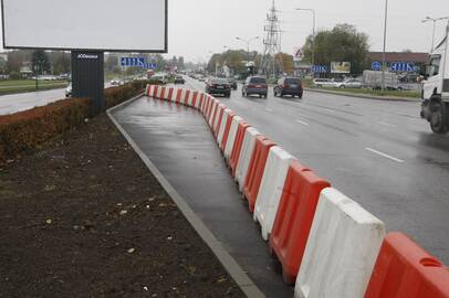 Pasiruošimas: dėl neseniai Šilutės plente iškilusio naujojo prekybos centro prireikė kiek patobulinti aplink esančią infrastruktūrą.