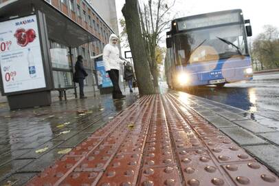 Darbai: per šiuos metus daugiau nei dvi dešimtys autobusų stotelių buvo pritaikytos žmonės, turintiems regos negalią.