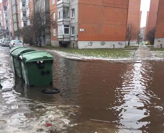 Situacija: tirpti pradėjęs sniegas užtvindė Laukininkų gyvenamojo mikrorajono kiemą.