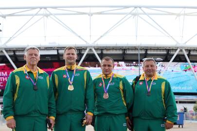 Triumfas: prie Londono olimpinio stadiono (iš kairės) – treneris R.Plungė, M.Bilius, D.Dundzys ir treneris J.Baltrušaitis.