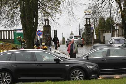 Elgsena: lankytojai į kapines automobiliais nori važiuoti ir švenčių metu, nors to prašoma nedaryti.