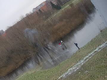 Pavojus: ant vandens telkinio, esančio prie I. Simonaitytės kalno, vaikai ne tik bando ledo storį, bet ir rūko.