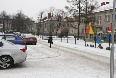 Situacija: gatvelė, vedanti į lopšelį-darželį "Bitutė", yra siaura – joje neprasilenkia du automobiliai. Čia nėra ir šaligatvių, tad tėvai su vaikais priversti eiti važiuojamąja kelio dalimi