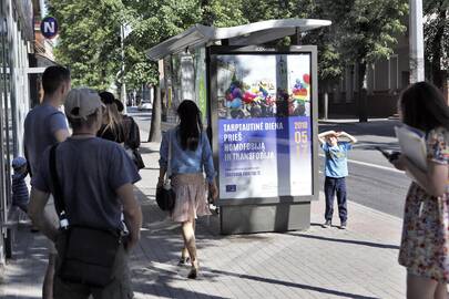 Stebina: klaipėdiečius glumina jau antrą savaitę autobusų stotelėse kabantys, anot jų, homoseksualizmą propaguojantys plakatai.