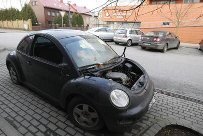 Nuostoliai: vagys spėjo apšvarinti automobilio "Volkswagen Beetle" saloną, nuplėšė variklio dangtį, valytuvus, apgadino valstybinius mašinos numerius, dureles.