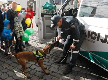 Savivaldybės administracija su kinologais buvo sutarusi miesto policijai nupirkti du tarnybinius šunis narkotikų paieškai tik švietimo įstaigose, tačiau šis sumanymas nebuvo realizuotas.