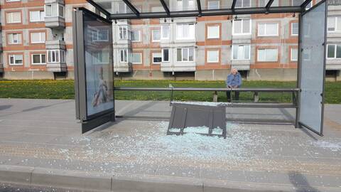 Akibrokštas: aiškinamasi, kas išdaužė autobusų stotelės paviljono stiklus.