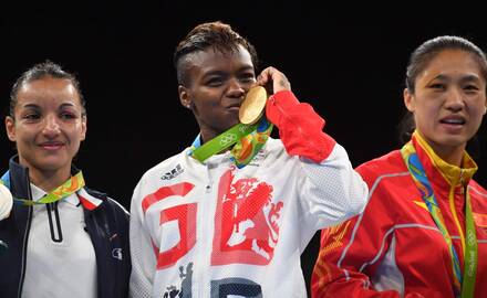 Nicola Adams (viduryje)