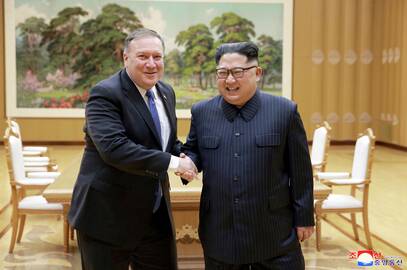 Mike'as Pompeo ir Kim Jong Unas