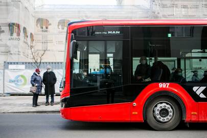 Pavojinga: kai kurie keleiviai skundžiasi, kad kartais viešojo transporto vairuotojai duris uždaro prieš pat nosį.