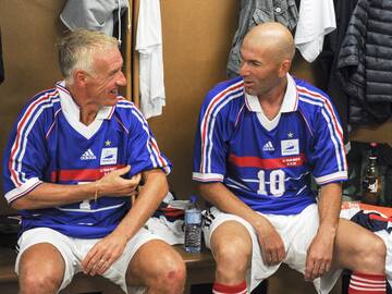 Kolegos: Prancūzijos futbolo legendos D.Deschamps'as (kairėje) ir Z.Zidane'as – buvę žaidėjai, pasirinkę trenerio kelią.