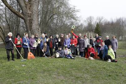 Įvykis: senjorai nesnaudė, nuo pat ryto darbavosi Bendruomenės namų parke.