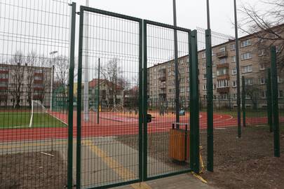 Realybė: kol kas Vitės progimnazijos stadiono vartelius gali atrakinti tik mokytojai.