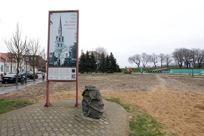 Užkonservavo: po išsamių archeologinių tyrimų senieji Šv. Jono bažnyčios pamatai kol kas užpilti gruntu.