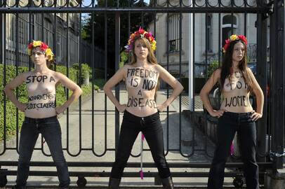 Briuselyje "Femen" aktyvistės protestavo prie Tuniso ambasados vartų