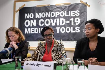 Winnie Byanyima (viduryje)