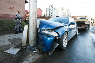 BMW automobilis atsitrenkė į stulpą