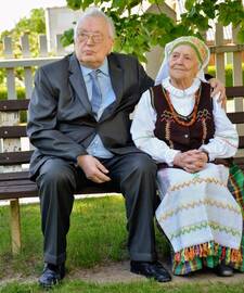 Palaimintosios: taip vadinasi 70-osios santuokos metinės, o palaiminimo S. ir O.Gliebai gavo dvigubai: galėdami iki šiol džiaugtis ne tik vienas kito draugija, bet ir šviesiu protu.