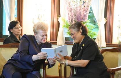 Dalia Grybauskaitė (kairėje) ir Maha Chakri Sirindhorn (dešinėje)