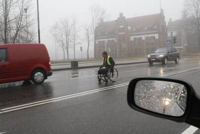 Pavojus: Herkaus Manto gatvėje net keli automobiliai vos nekliudė antra juosta važiavusio neįgaliojo vežimėlio.