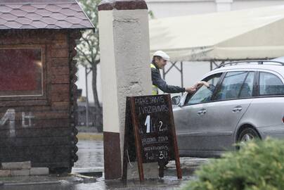 Konkurencija: vienoje aikštelėje valanda stovėjimo kainuoja tris litus, kitoje dvi valandos – litą.