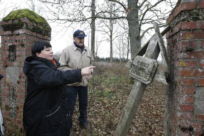 Gėda: Klaipėdos rajono gyventojai D.Budrienė ir K.Kiaulakis pamena, kad dar ne taip seniai Venckų kaimo viduryje esančias senąsias kapines juosė tvora, o kapus nuo vandalų sergėjo vartai.