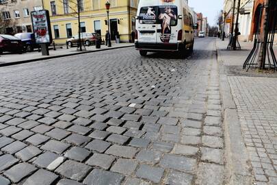 Darbai: šiemet tarpus tarp grindinio akmenų vėl teks užlyginti užpildu.