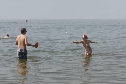 Į paplūdimius pasimėgauti maudynėmis ar saulės voniomis užsuka vis mažiau žmonių.