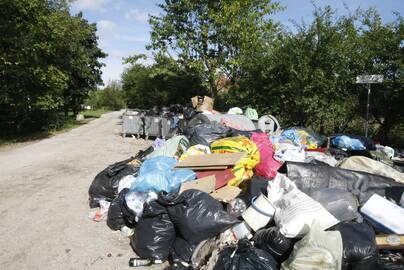 "Agluonos" soduose įvažiuojančiuosius pasitinka didžiulė šiukšlių krūva.