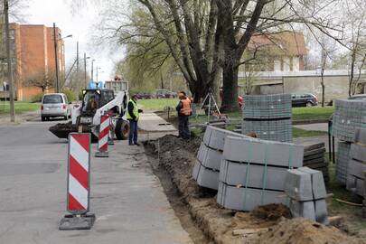 Darbai: Klevų gatvėje prasidėjo šaligatvių remontas, kurio čia gyvenantys klaipėdiečiai savivaldybės prašė ne kartą.