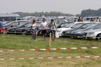 Įkainiai: į Karklės festivalį atvykusiems svečiams palikti automobilį aptvertoje aikštelėje atsiėjo 10 eurų.