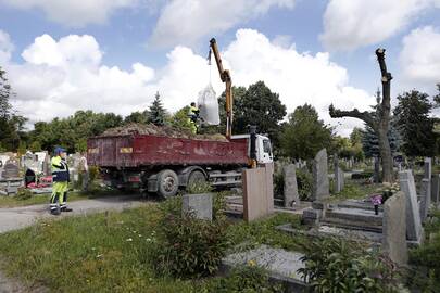 Pašalins: Joniškės kapinėse sparčiai vyksta želdinių tvarkymo darbai. Žadama iškirsti kelis šimtus medžių ir krūmų.