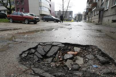 Atsivėrė: lietaus nepagailėjęs ruduo pateikė nemalonių staigmenų J.Janonio g. 26 namo gyventojams.