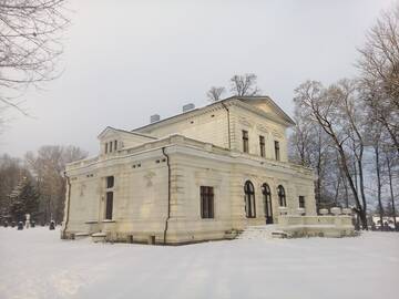 Vandalai nuniokojo Švėkšnos dvarą – prie Saulės laikrodžio sulaužytas suoliukas, o tvenkinio saloje sudaužyti keturi prožektoriai, apšvietę deivės Dianos skulptūrą.