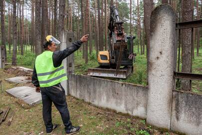 Neliko: darbininkai išardė dalį Petrašiūnų kapinių tvoros.