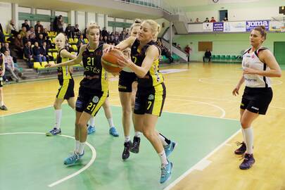 "Aistės-LSU" komandą paliko L.Svarytė (nr.21) ir N.Skadaitė (kairėje), o J.Marmienė (nr. 7) liko Kaune.